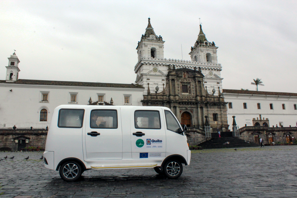 Quito se encamina hacia un futuro sostenible con la entrega de vehículos eléctricos cero emisiones para el Centro Histórico