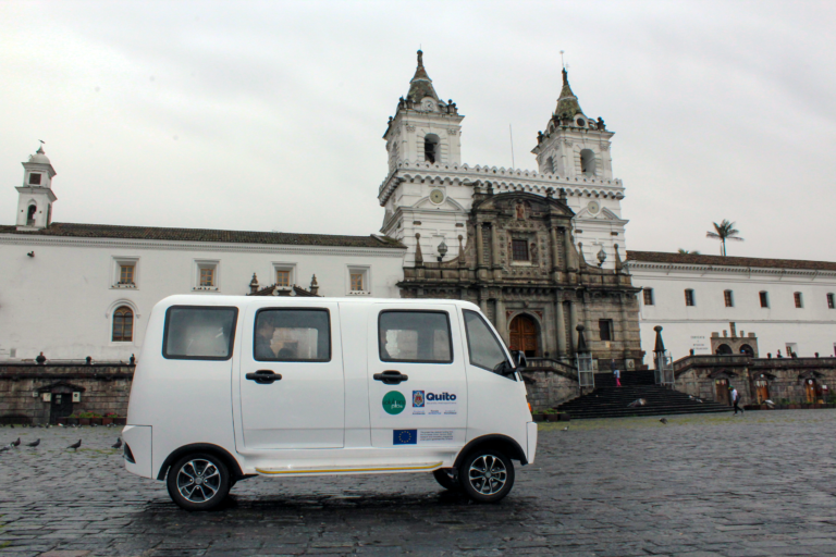 Quito se encamina hacia un futuro sostenible con la entrega de vehículos eléctricos cero emisiones para el Centro Histórico